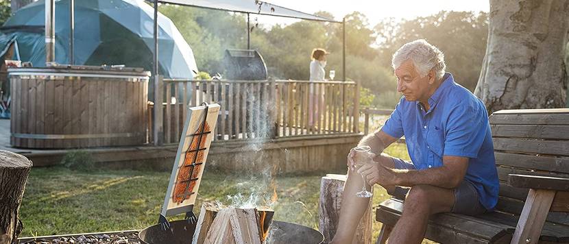 mann grillt flammlachs