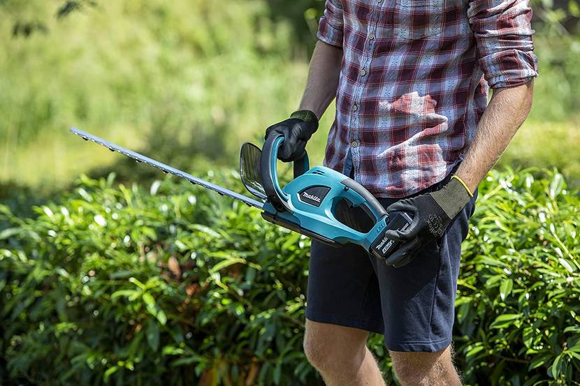 mann mit makita-akku-heckenschere