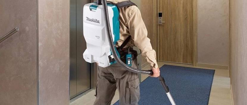 mann mit makita-akku-rucksack-staubsauger