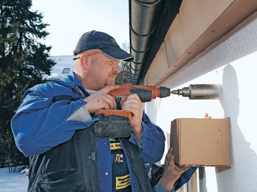 markise-anbringen-Weitere Bohrungen auf der anderen Seite