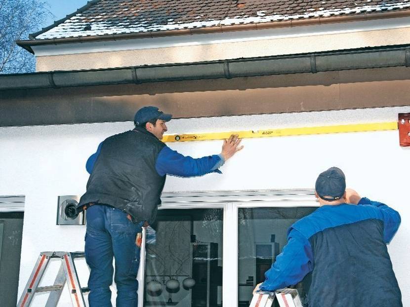 markise-anbringen-Die mittlere Konsole wird angezeichnet