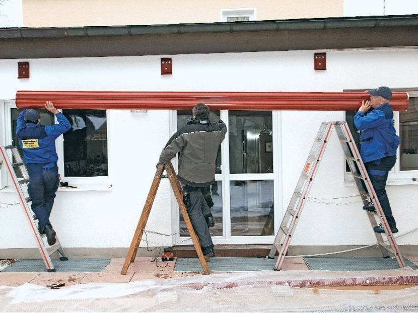 markise-anbringen-Gemeinsam wir die Markise hochgehoben