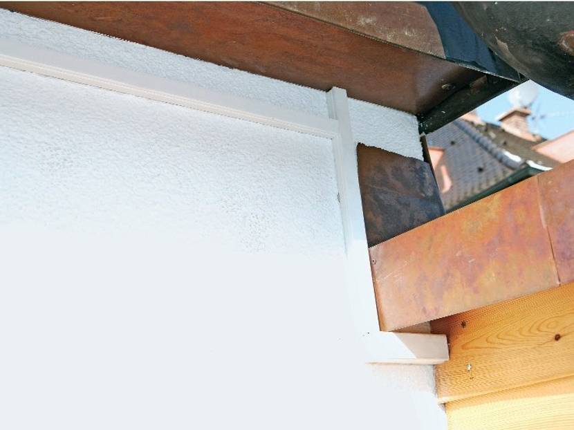 markise-anbringen-Ein Kabelkanal verbirgt die Leitung