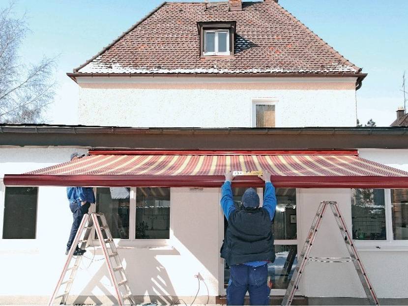 markise-anbringen-Mit der Wasserwaage immer wieder kontrollieren