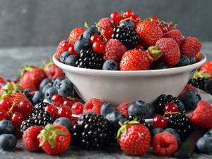 Verschiedene Beeren in Schüssel