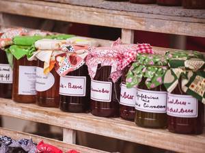Selbstegemachte Marmeladen mit Etikett