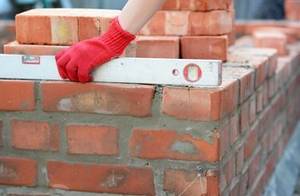 frische Mauer mit Wasserwaage