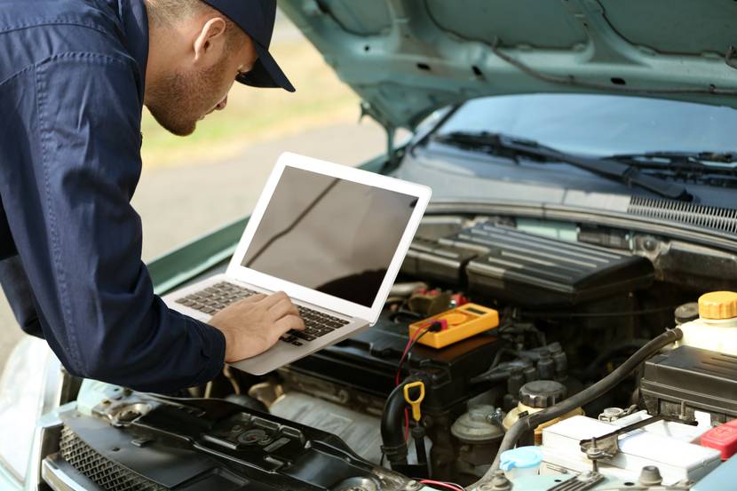 mechaniker fuehrt kfz-diagnose durch