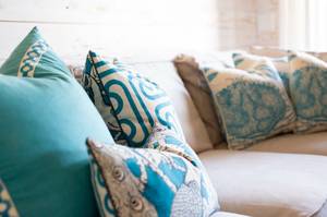 kissen mit türkisfarbenen mustern auf sofa