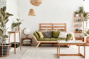 mediterranes wohnzimmer mit holzmöbeln und olivefarbenen polstern