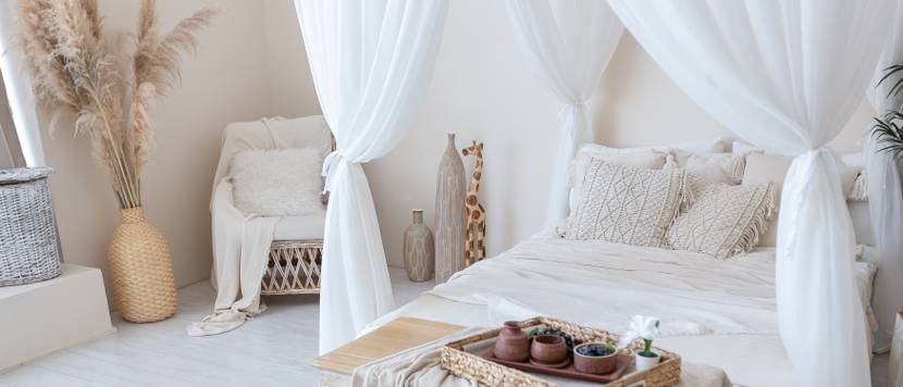schlafzimmer in creme- und weißtönen, mediterran eingerichtet