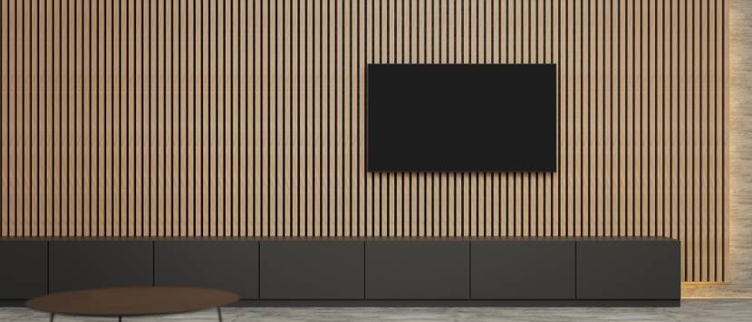 Akustikpaneelen hinter dem TV im sparsam eingerichteten Wohnzimmer.