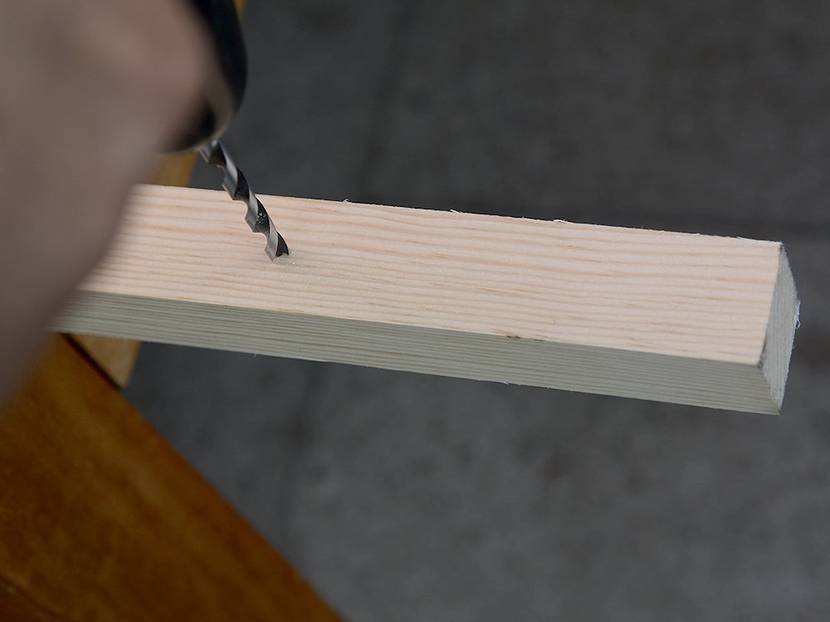 Holzleiste vorbohren