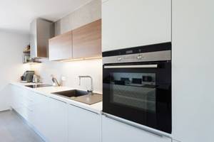 moderne Küche mit Einbaugeräten