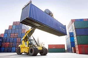 container wird mit bagger angehoben