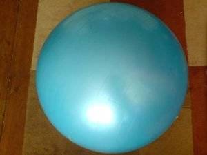 Monster-Kostüm aus Gummiball basteln