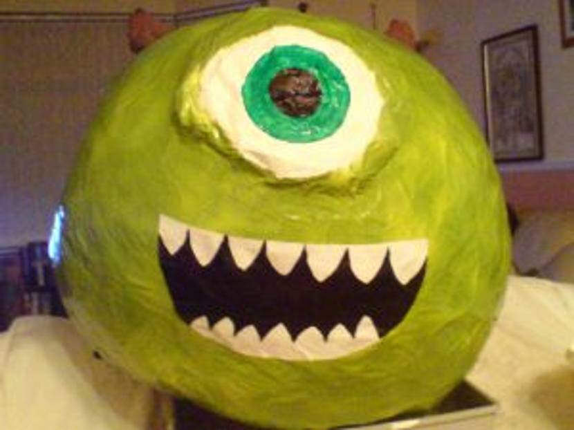 Das selbstgemachte Alienkostüm ist fertig