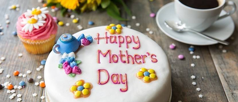 Blumen, Kuchen und Cupcake zum Muttertag