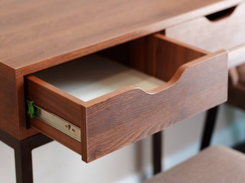 Nachttisch aus Holz mit geöffneter Schublade