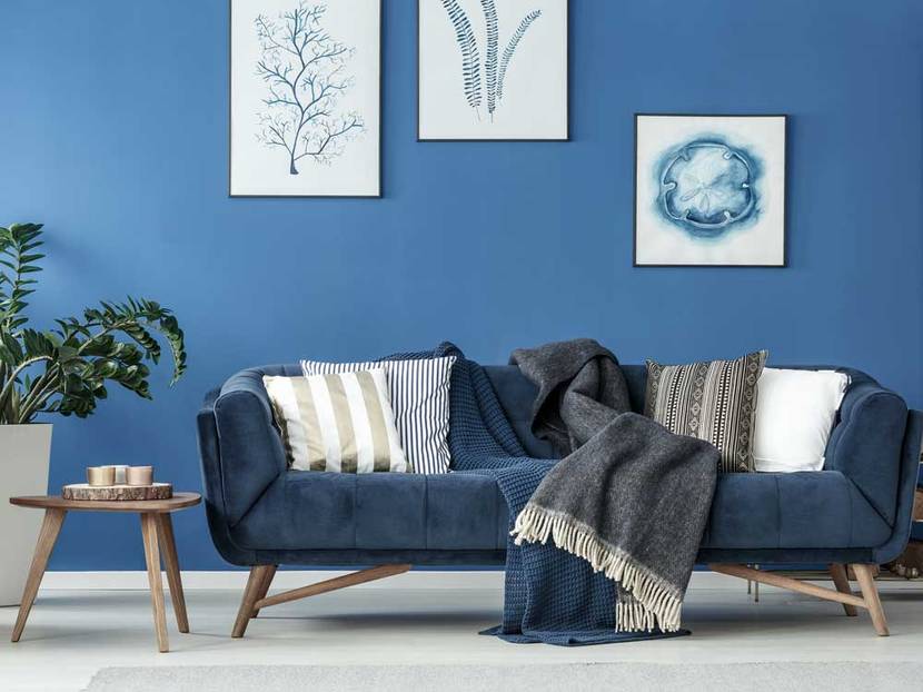 Blaue Wand in Naturfarbe mit natürlicher, eleganter Einrichtung davor