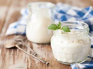 selbst gemachter natur-jogurt im glas