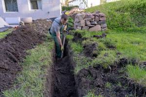 natursteinmauer bauen beginnt mit dem fundament