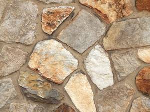 moertel zwischen den steinen einer natursteinmauer