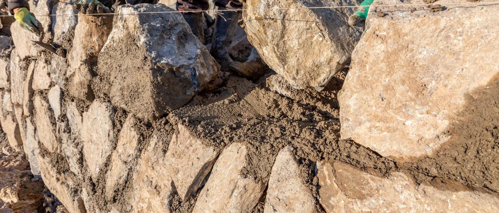 Natursteinmauer bauen Anleitungen zum langlebigen Gartenprojekt