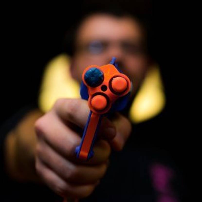 Mann mit Nerf-Gun mit Schaumstoffpfeilen.
