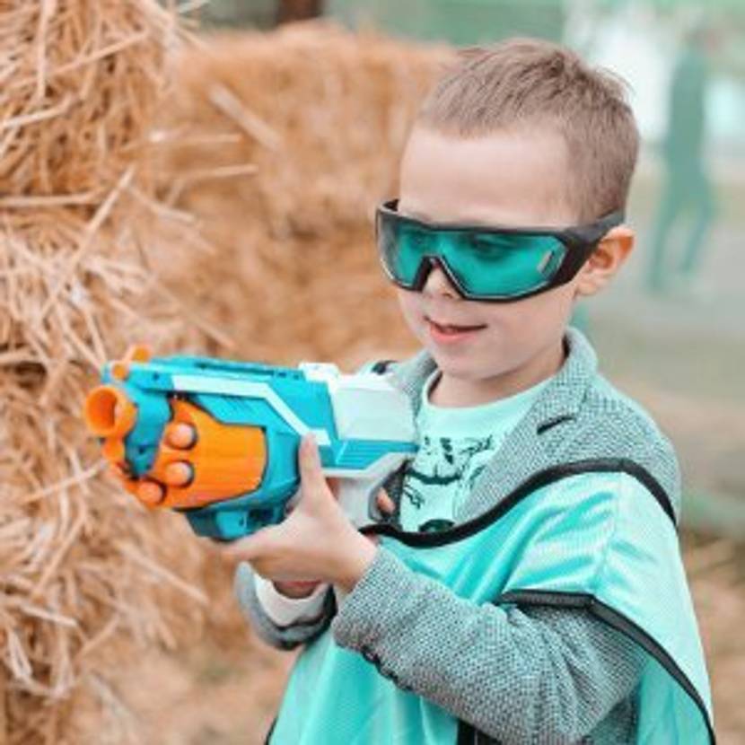 Kleiner Junge mit Nerf-Gun und Schutzbrille.