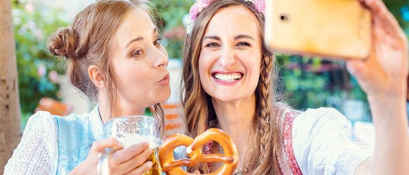 frendinnen auf dem oktoberfest machen selfie