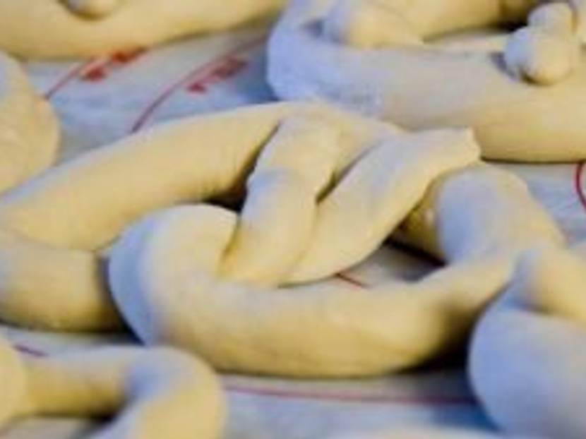 oktoberfest essen brezeln vor dem Backen
