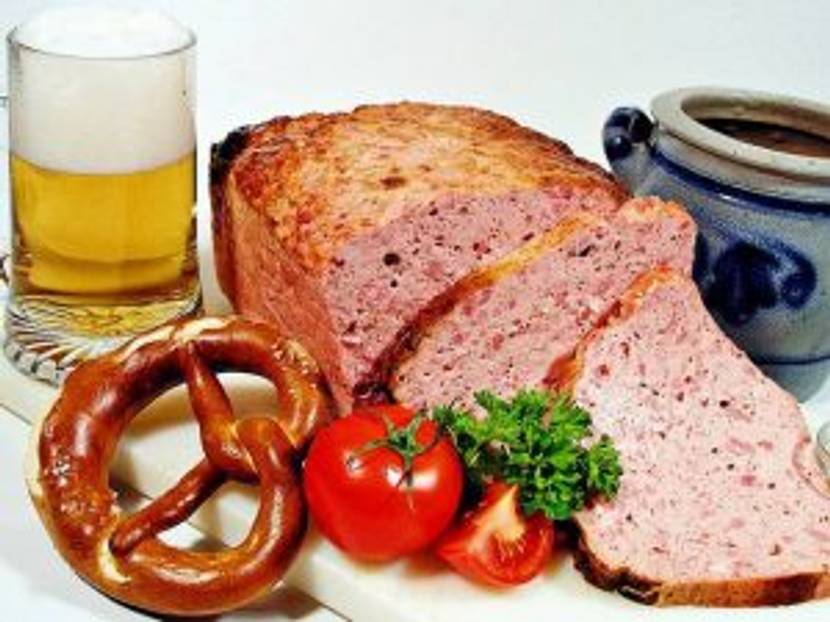 otoberfest essen leberkäse mit brezeln und Bier