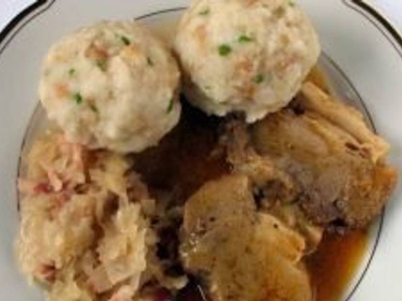 oktoberfest essen semmelknödel mit Braten serviert