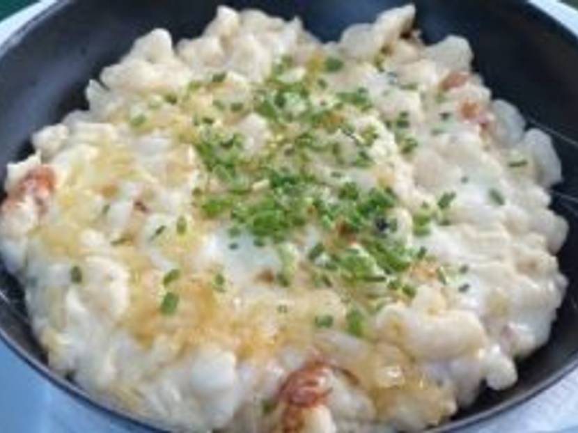 Oktoberfest essen käsespätzle mit käse-sahnesauce