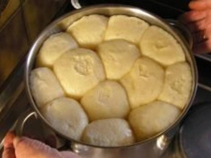 oktoberfest essen dampfnudeln fertig im topf