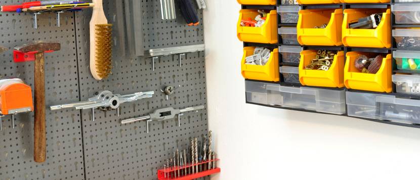 Geordnete Werkstatt, in der Werkzeuge und Schraubenfächer an der Wand angebracht wurden.