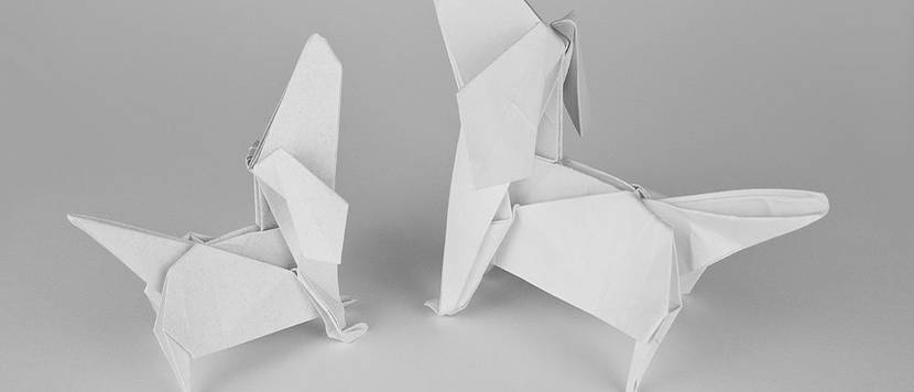 zwei dackel aus papier, weiße origami Hunde