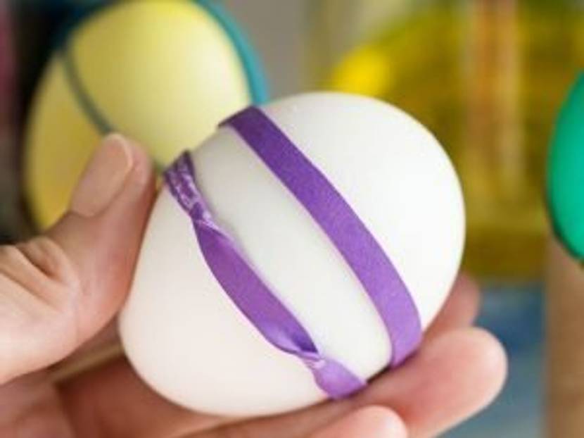 Osterei mit zwei Gummibändern