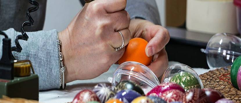 Künstlerin graviert Ostereier mit Graviermaschine