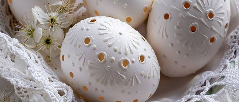 weisse eier mit lochmuster