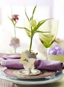 ostertischdeko-blumen-in-ostereivase-mit-schmetterling