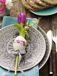 ostertischdeko-tulpengeschenk-in-osterei