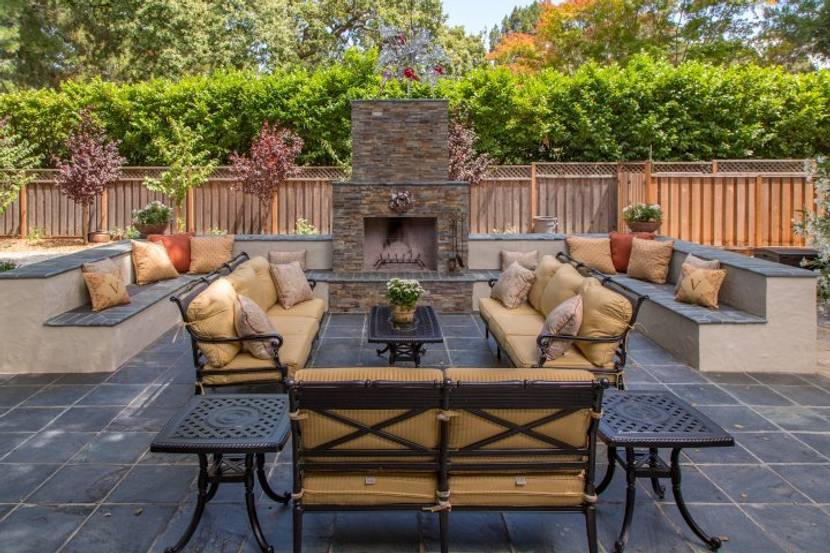 Neuer Trend für alle, die viel Platz im Garten oder auf der Terrasse haben: Outdoor-Kamine laden zum Verweilen im Freien ein.