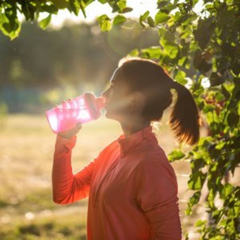 Frau trinkt sauberes Wasser aus der Flasche.