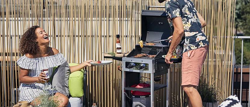 paar grillt mit enders-camping-gasgrill