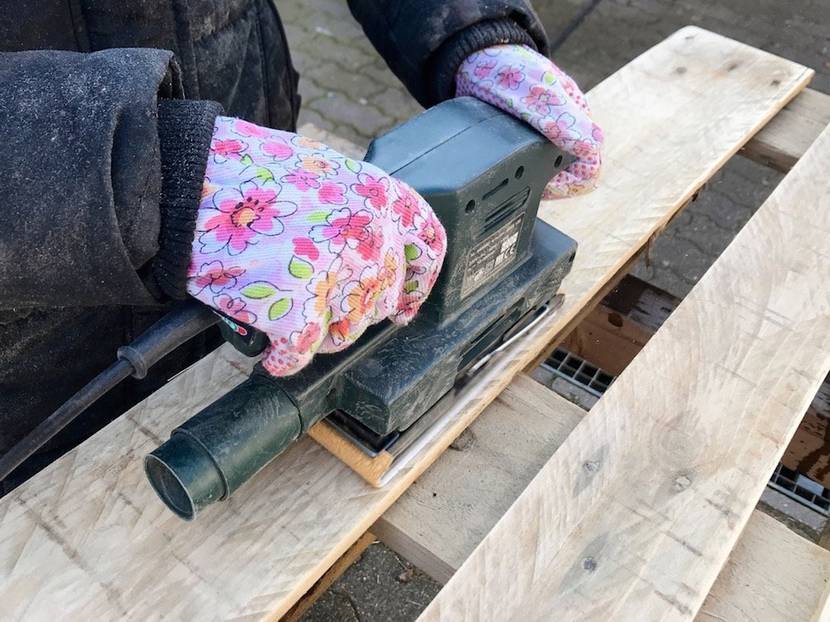 Mit einer geeigneten Schleifmaschine das Holz glätten.