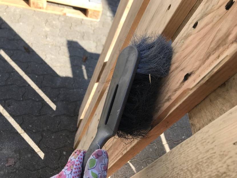Anschließend das Holz gründlich reinigen und erneut schleifen.