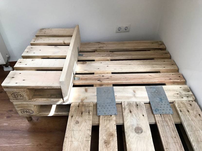 Verschrauben Sie Paletten mit den Lochplatten.