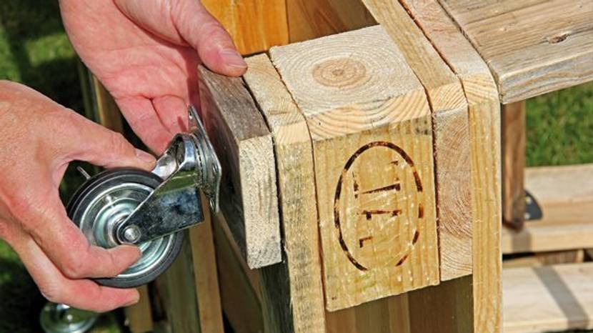 Auf dem Boden der Sitzfläche werden nun die Lenkrollen angeschraubt